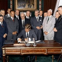 Kennedy unterschreibt den 1963 Teststoppabkommen, Foto: CTBTO