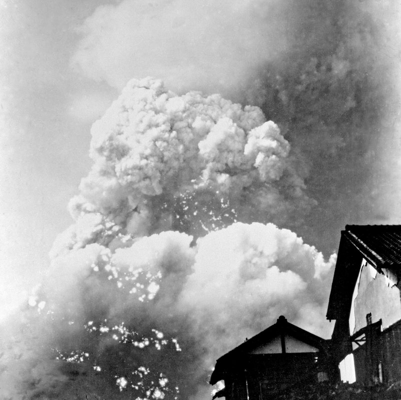 Atompilz über Hiroshima, zwei Minuten nach der Explosion, 8:17 Uhr, 6. August 1945. 
