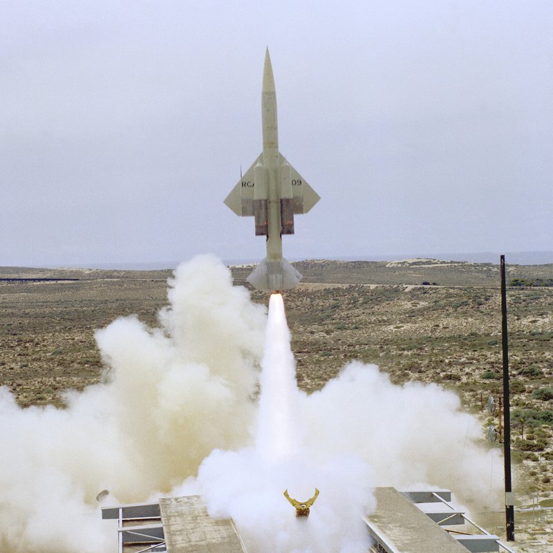 Ein Bomarc-Flugabwehrkörper wird am Vandenberg Luftwaffenstützpunkt, USA, gestartet, 1977. 