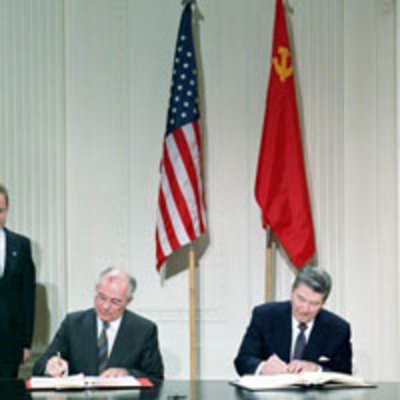 Ronald Reagan und Michail Gorbatschow unterzeichnen den INF-Vertrag am 8. Dezember 1987. Bild: Archiv Ronald Reagan / gemeinfrei