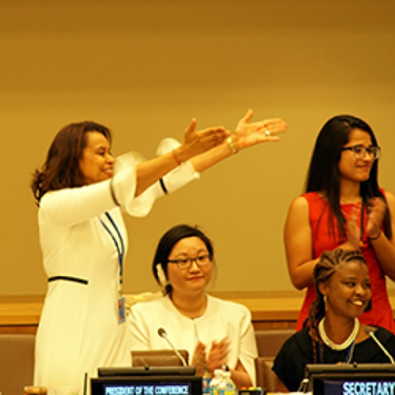 Vorsitzende der UN-Verhandlungen über den Vertrag zum Verbot von Atomwaffen, Botschafterin Elayne Whyte feiert den Abschluss des Vertrags am 7.7.2017. Foto: Xanthe Hall / IPPNW                         
