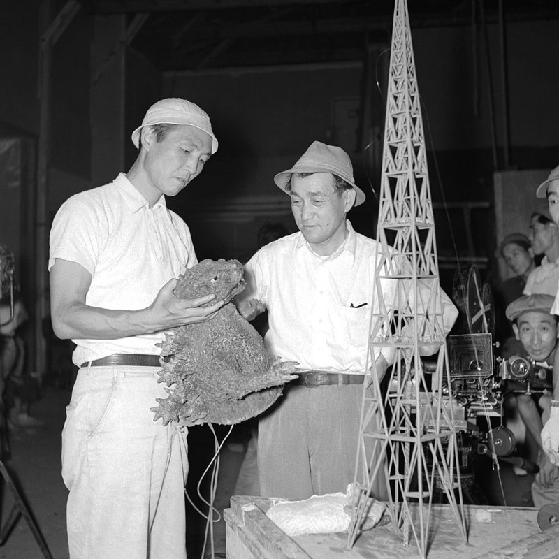 Ishirō Honda (Regie) und Eiji Tsuburya (Spezialeffekte) bei der Filmarbeit, 1954