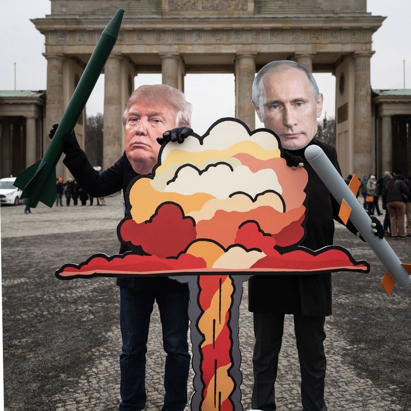Protestaktion vor dem Brandenburger Tor am 2. Februar gegen das Auslaufen des New-START-Vertrages