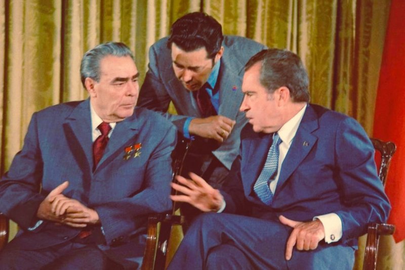 Leonid Brezhnev und Richard Nixon im Gespräch mit Dolmetscher