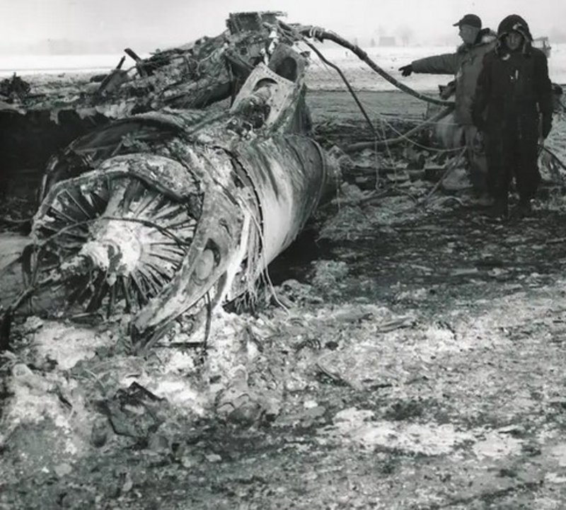 Das Wrack eines B-58-Flugzeugs liegt auf der Landebahn der Bunker Hill Air Force Base, nachdem es in Brand geraten ist.