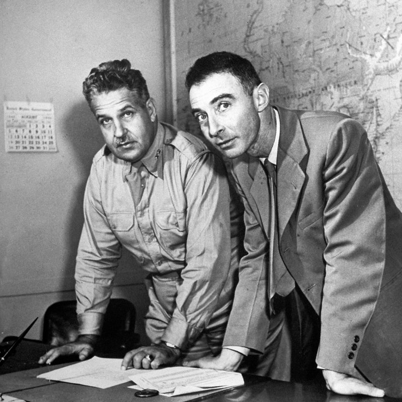 Gen. Leslie Groves (li.) mit Prof. J. Robert Oppenheimer, 1942.