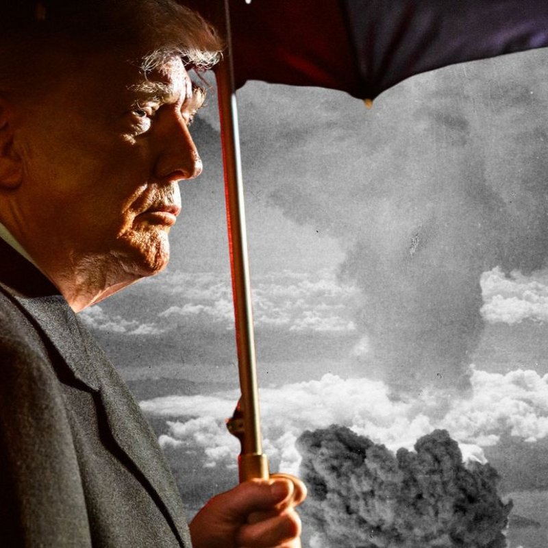 Collage: Trump mit Regenschirm und Atompilz im Hintergrund