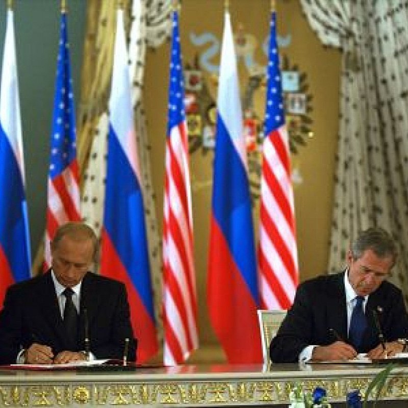 George W. Bush und Wladimir Putin unterzeichnen ein Abkommen zur Reduzierung der Atomwaffenarsenale beider Länder.