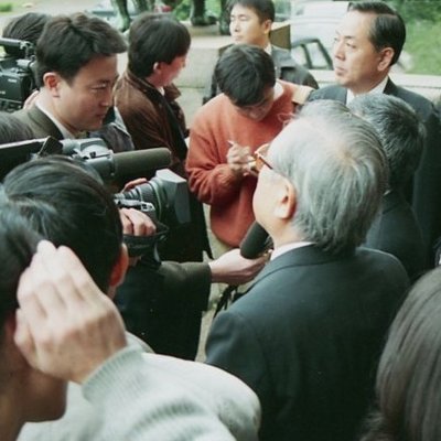 Bürgermeister Itoh von Nagasaki wird von der Presse vor dem Friedenspalast in Den Haag empfangen