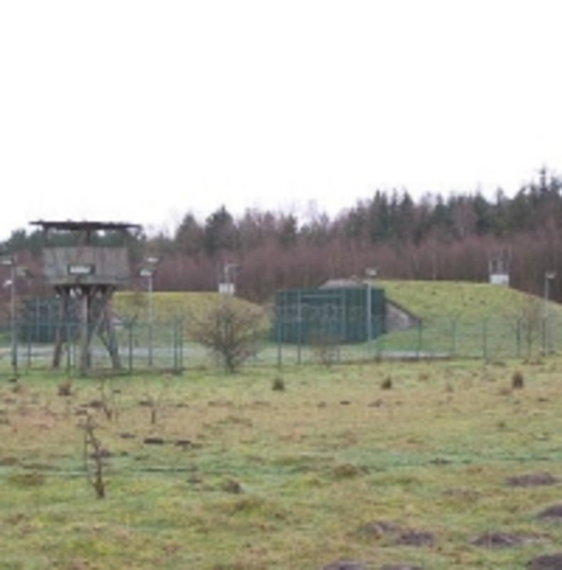 Die beiden Atomwaffen-Bunker und ein hölzerner Wachturm an einer der Ecken der Anlage SAS Diensthop, Foto: bildergalerie-diepholz.de 
