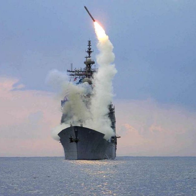 Tomahawk Land Attack Cruise Missile wird von einem Schiff abgefeuert.
