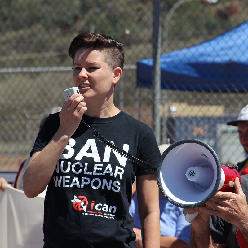 ICAN-Campaignerin Ray Acheson beim Protest am Pine Gap, Australien, 2016. Foto: Tim Wright