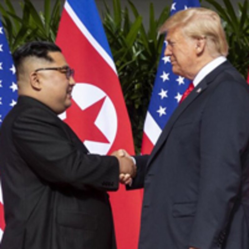 Kim Jong Un und Donald Trump treffen sich in Singapur am 12. Juni 2018. Foto: Dan Scavino Jr./Assistant to @POTUS / gemeinfrei