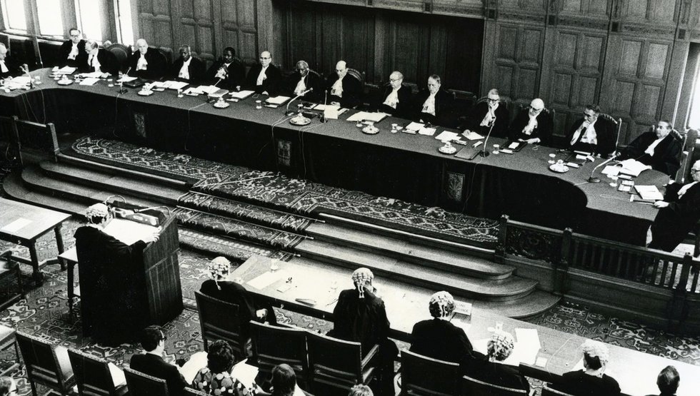 {f:if(condition:'Vertreter Neuseelands vor dem Internationalen Gerichtshof, 1973, bei der Plädoyer für ein Verbot der französischen Atomtests auf Moruroa.',then:'Vertreter Neuseelands vor dem Internationalen Gerichtshof, 1973, bei der Plädoyer für ein Verbot der französischen Atomtests auf Moruroa.',else:'30 Jahre später: Das Rechtsgutachten zu Atomwaffen'