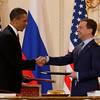 Barack Obama und Dmitri Medwedew nach der Unterzeichnung des &quot;Neuen START&quot;-Vertrags in Prag. Foto: Russische Föderation/CC 4.0 