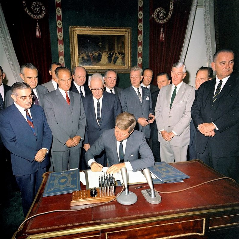 Am 7. October 1963 unterzeichnete US-Präsident Kennedy den partiellen Atomteststoppvertrag. Foto: Robert Knudsen / gemeinfrei 
