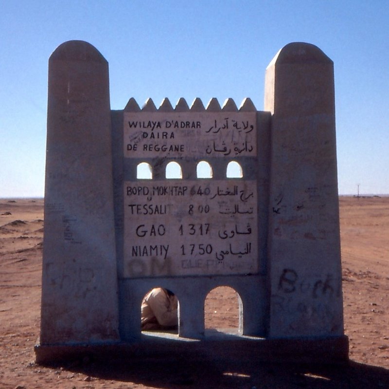 Am südlichen Rand vom Atomtestgelände Reggane, Algerien, 1990.