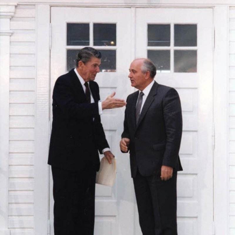 Reagan und Gorbatschow vor dem Haus Hofdi außerhalb von Reykjavik, Island, 1986.