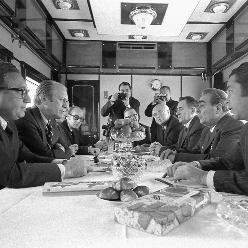 US-amerikanische und sowjetische Delegationen im Zug auf dem Weg nach Okeanskaja.